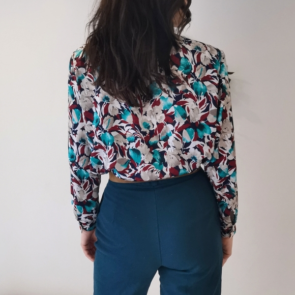 Medium vintage jabot collared floral blouse, blue, red and white retro top - Picture 4 of 8